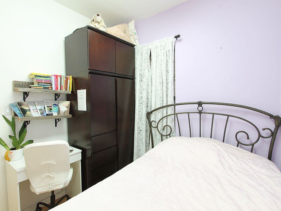 2nd image of 1313 3rd Ave Office 2