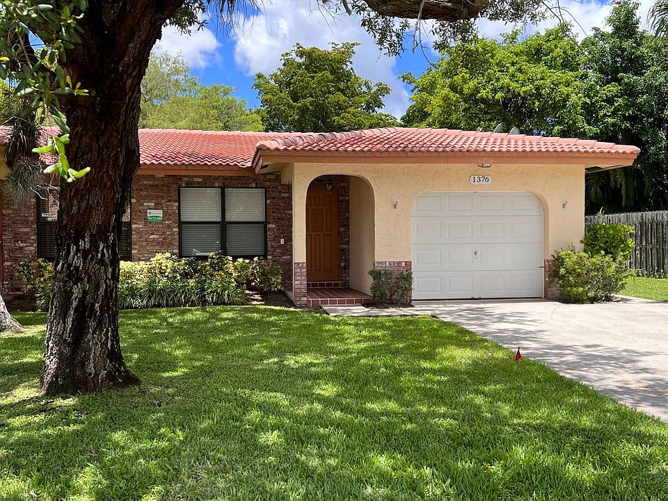 1st image of 1372-1376 NW 93rd Ter