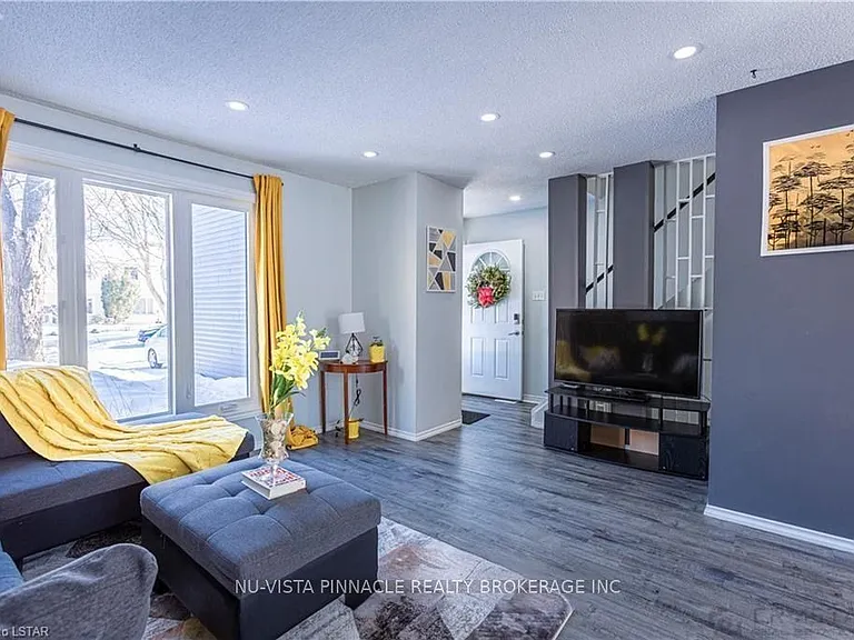7 Ranchwood Cres — Photo 6