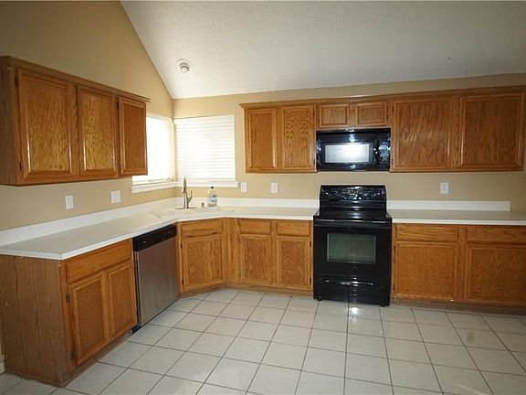 4th image of 2746 Claremont Dr