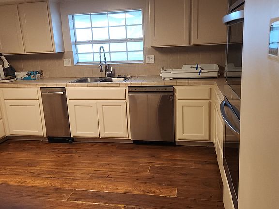 2nd image of 405 W Avenue A