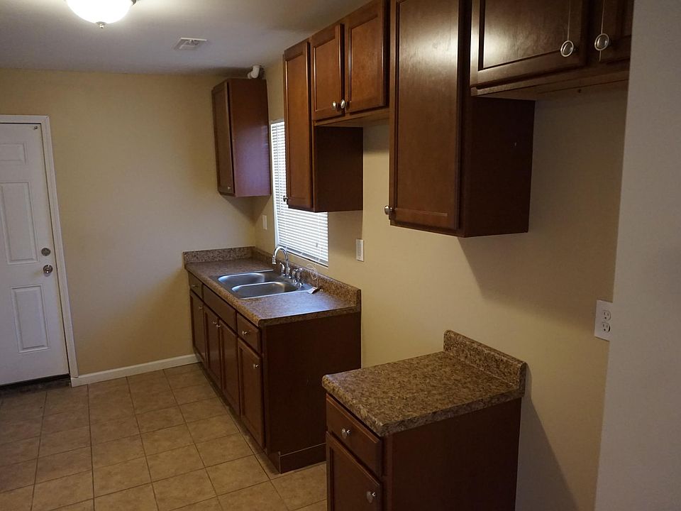 2nd image of 2202 Isabelle St
