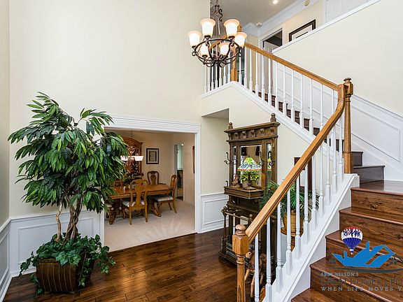2nd image of 935 Hawthorne Cove Ct