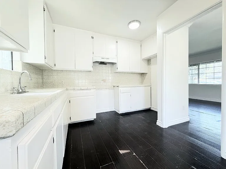 4810 Cahuenga Blvd — Photo 4