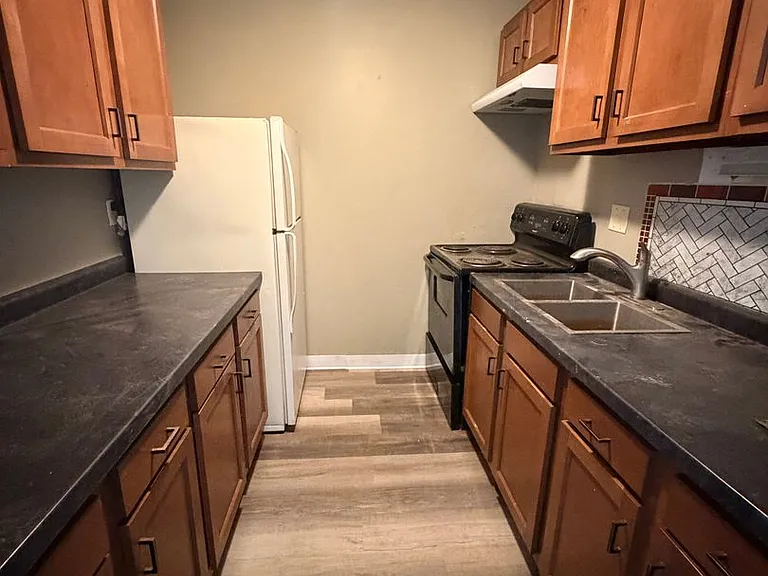 204 Middlebury St — Photo 5