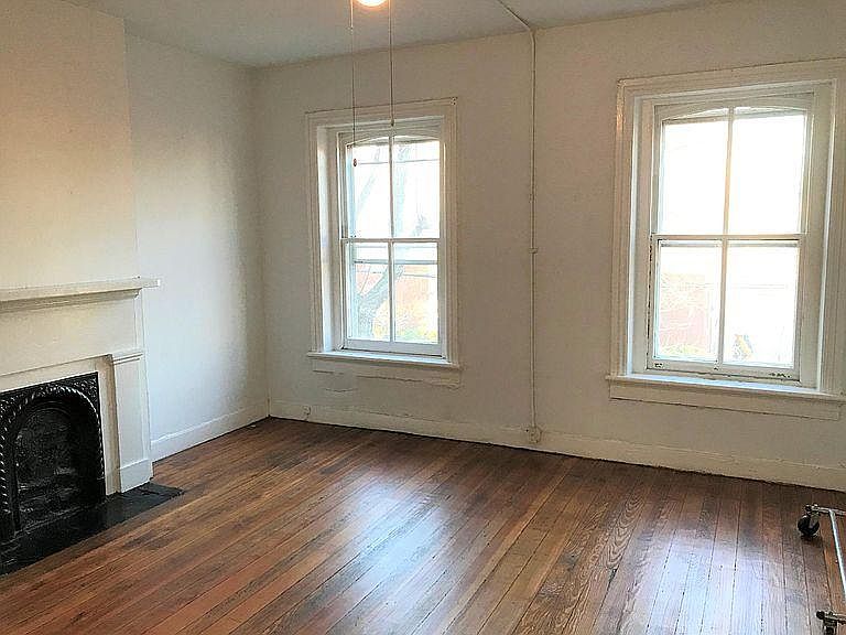 2nd image of 1106 1/2 S Pine St