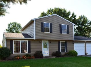 1760 Elmwood Cir, Farmington, NY 14425