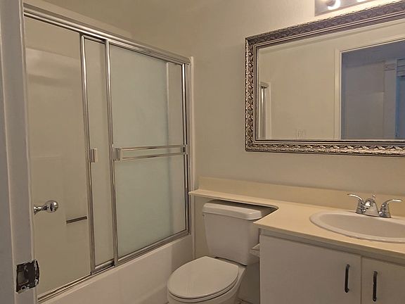 4th image of 686 S Ardmore Ave #401