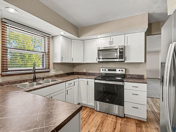 3rd image of 1916 E Sylvan Cir