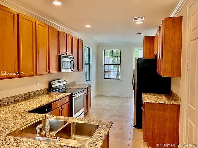 1st image of 2723 NE 14th St #109