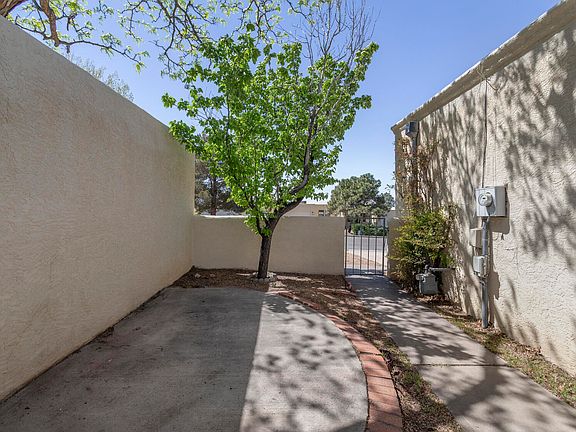 4th image of 2908 Candelita Ct NE