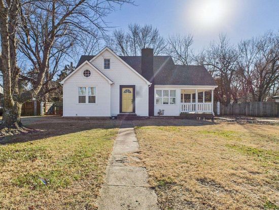 215 E Kelly Ave, Augusta, KS 67010