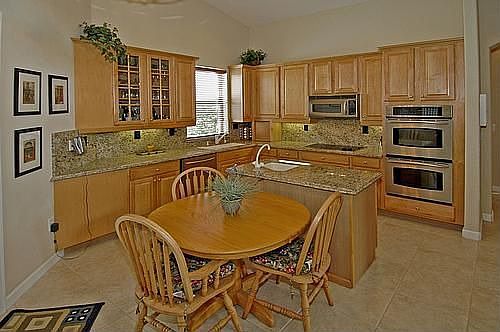 Kitchen w/ Island!