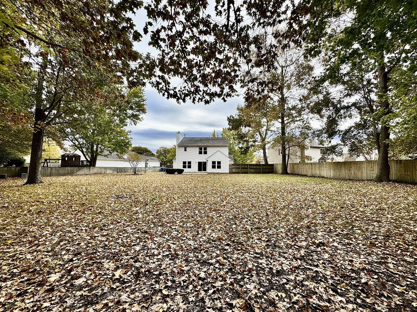 Ready 12-09-26! A 4/2.5 in Glenwood! A Pet Friendly Home w/a HUGE Fenced Yard, Attached Garage! — Photo 2