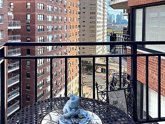 5th image of 60 Sutton Pl S APT 11LN
