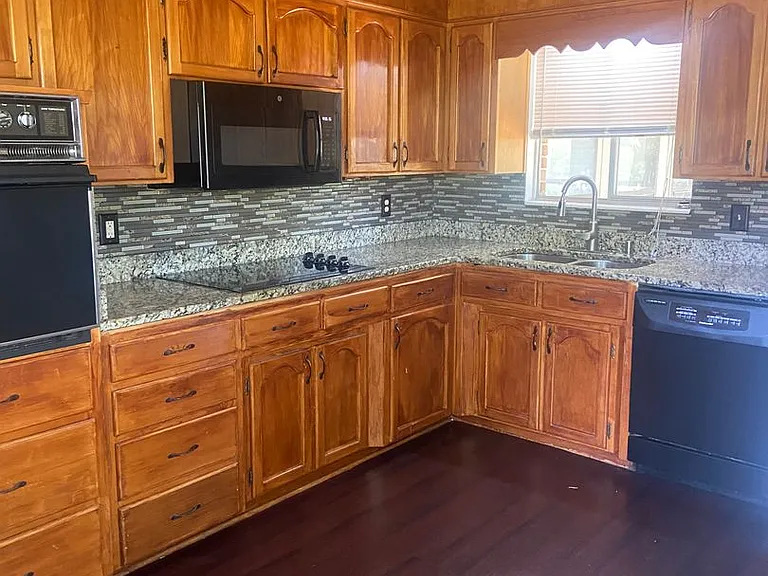 1908 Hickory Ln — Photo 10