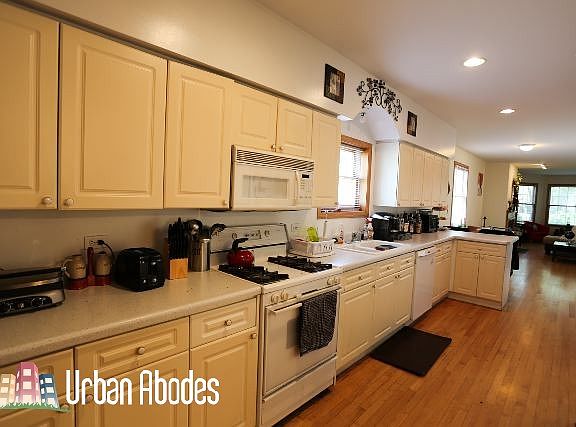 5th image of 1527 W School St #1