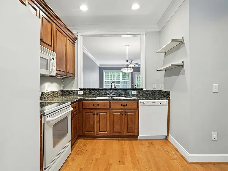 104 W Savannah Ridge Rd — Photo 8