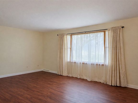 4th image of 415 Monroe Rd