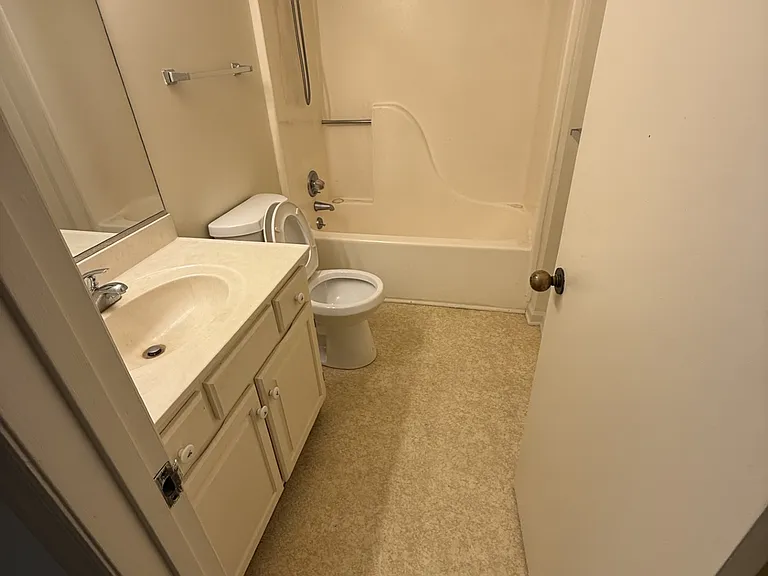 1409 Chestnut Dr #E — Photo 5