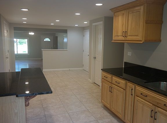 4th image of 725 Oakwood Dr