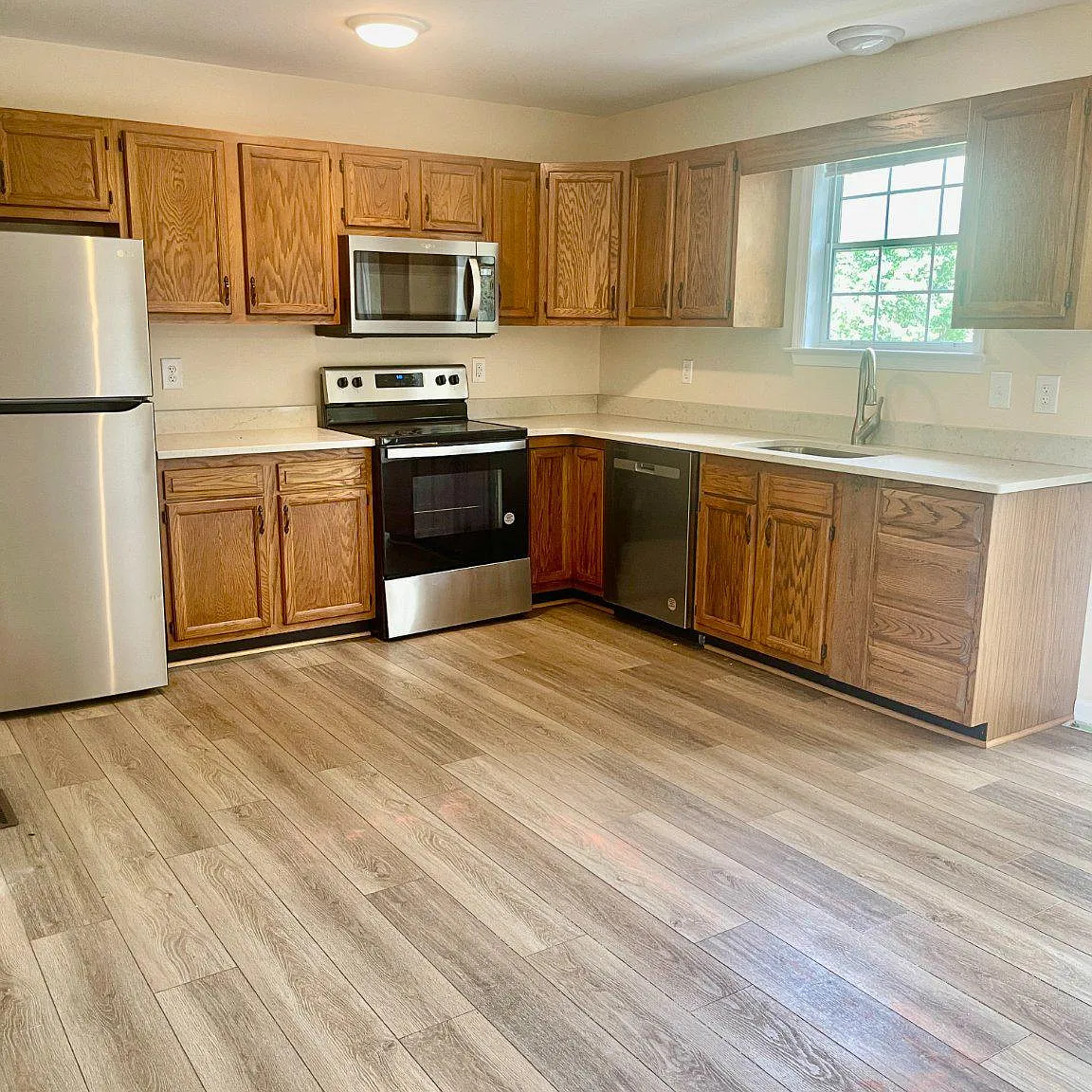 5 bed, 2160 sqft, $2,350 — Photo 4