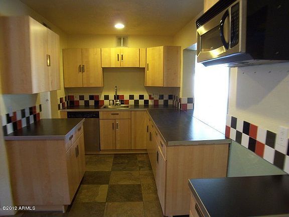 5th image of 912 E Echo Ln