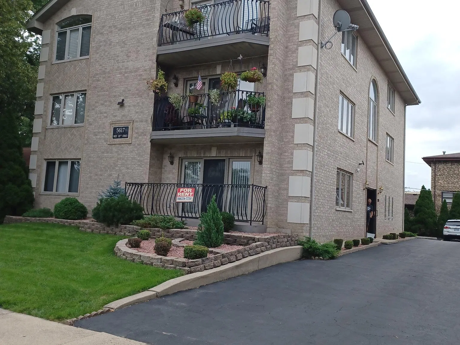 2 bed, 980 sqft, $1,800 — Photo 1