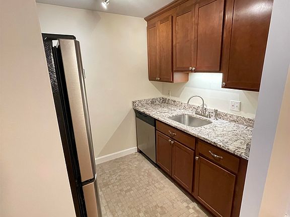 5th image of 3 Oak Hill Lane #304