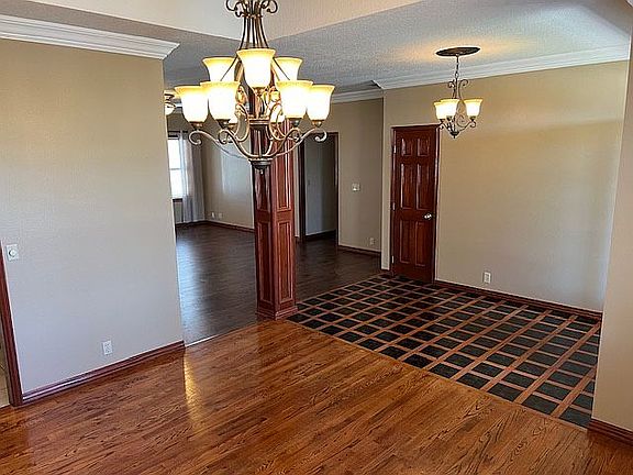 Dining room & entry