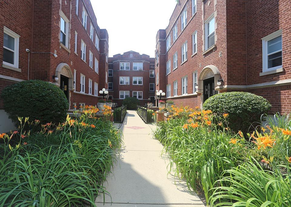 1st image of 6116 N Winthrop Ave APT 1E