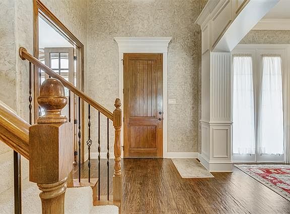 5th image of 905 Crown Valley Dr