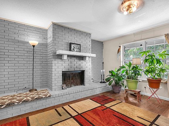 4th image of 501 Laurel Ln