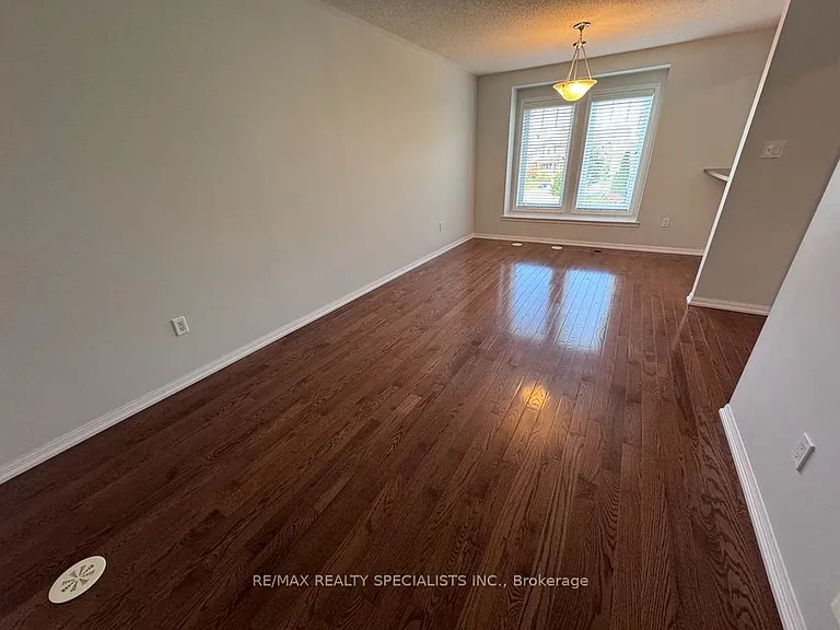 829 Fowles Ct — Photo 3
