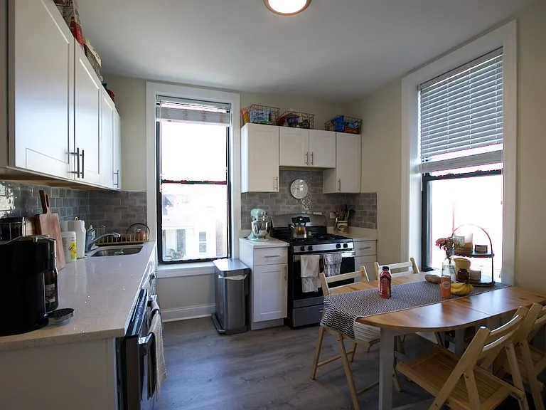 2909 N Mildred Ave #4 — Photo 2
