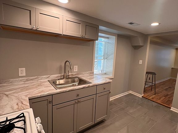 4th image of 2038 W Churchill St #B