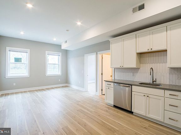 4th image of 2621 W Jefferson St Unit 1F