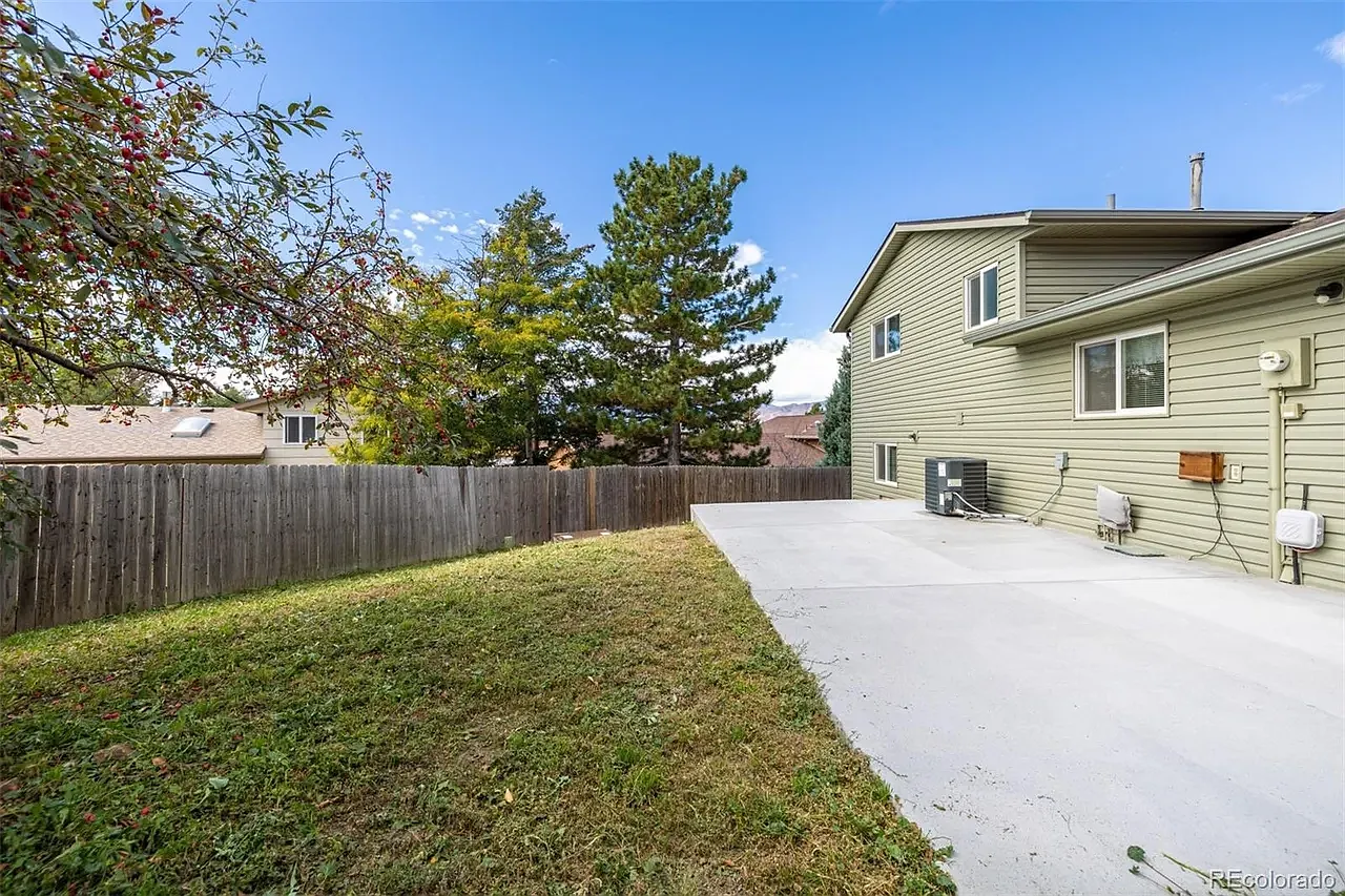 3 bed, 1.5 bath, 1400 sqft, $1,975 — Photo 2