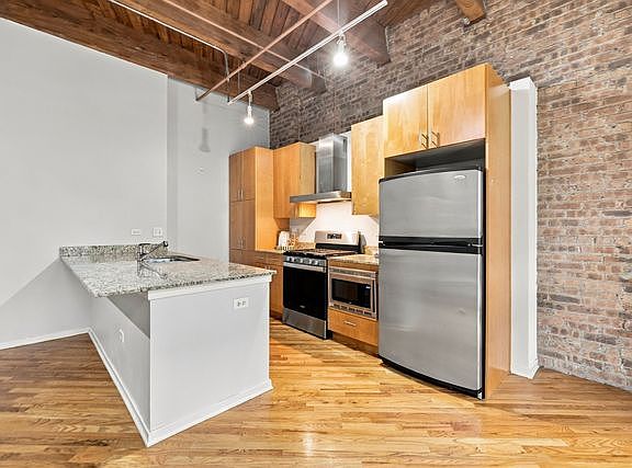 4th image of 1040 W Adams St Unit 268