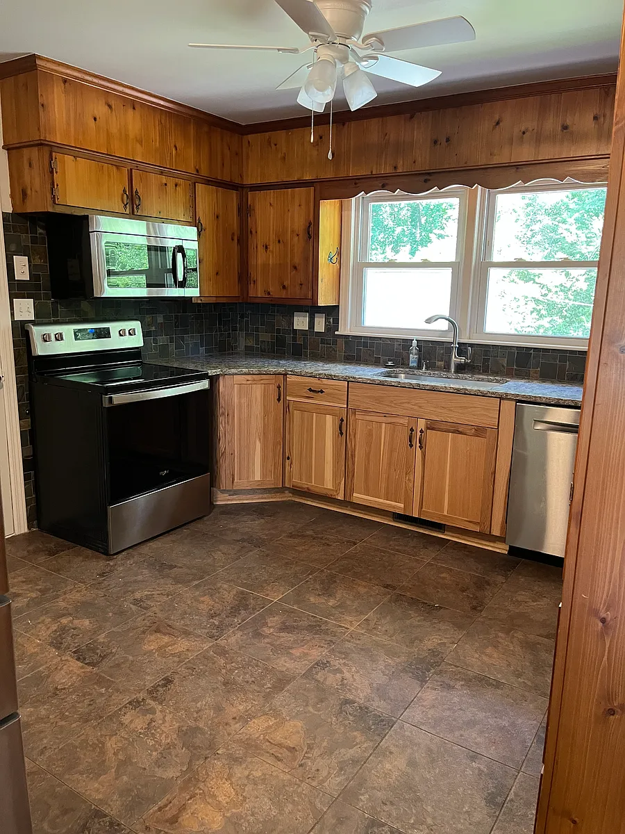 Building Photo - 207 Rock Creek Dr