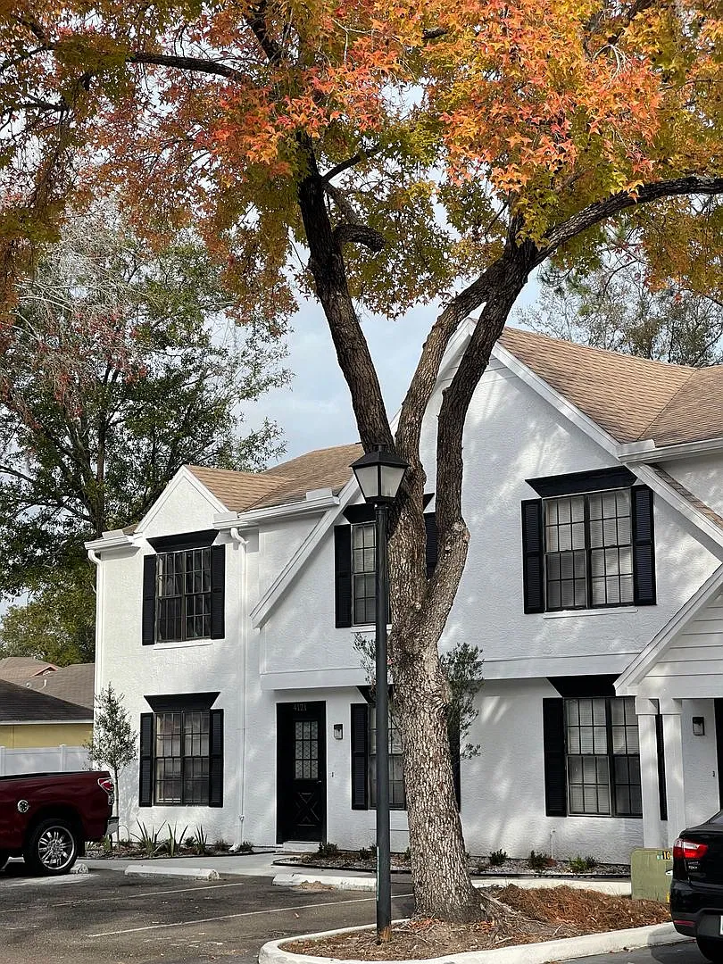 Saint Andrews Square Townhomes — Photo 4