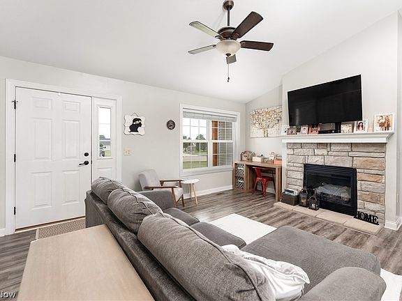 3rd image of 830 Thewes Cir