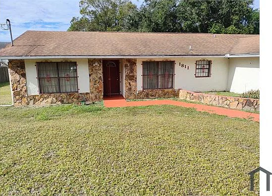 3 bed, $2,300 — Photo 2