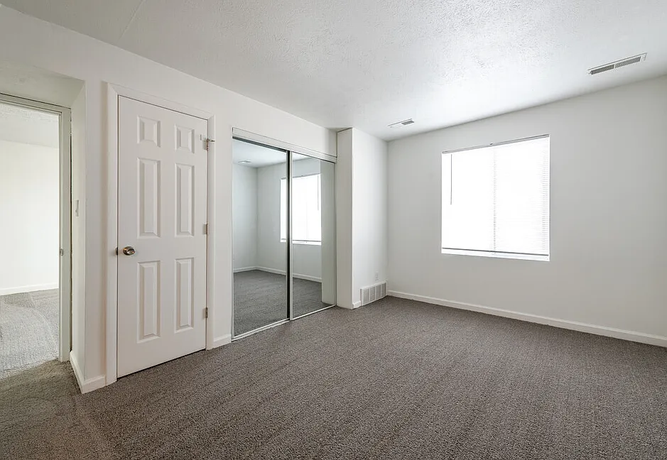 Skyview Manor — Photo 4