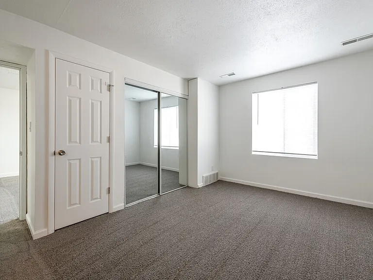 Skyview Manor — Photo 4