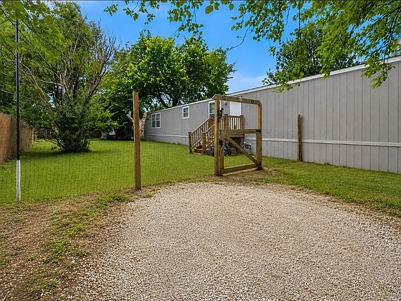 3rd image of 1909 Coral Rd