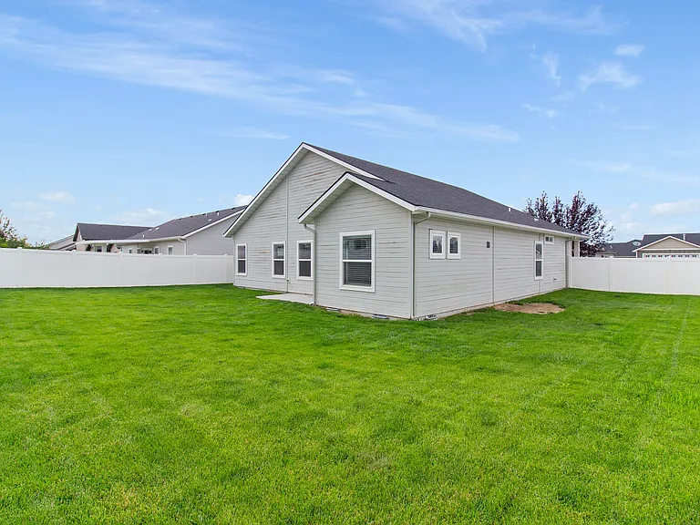1015 White Birch Ave — Photo 6