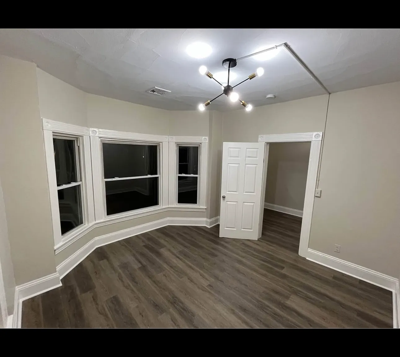 3 bed, 900 sqft, $2,100 — Photo 1