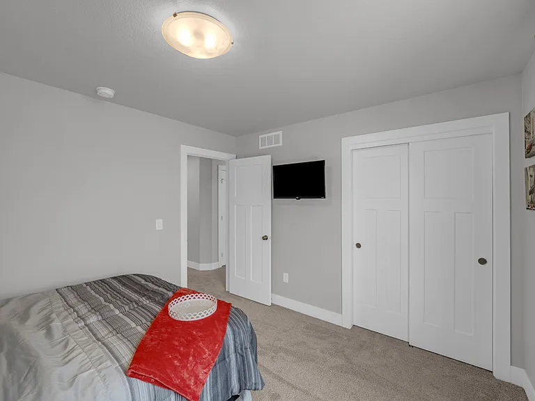 690 SE Booth Ave — Photo 23