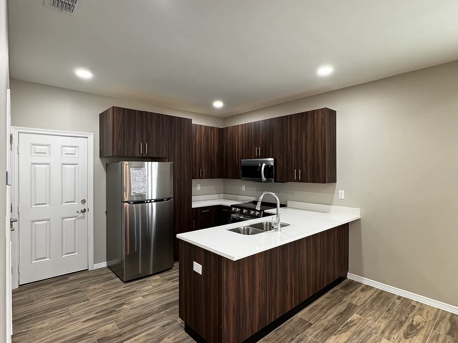 1 bed, 672 sqft, $975 — Photo 3